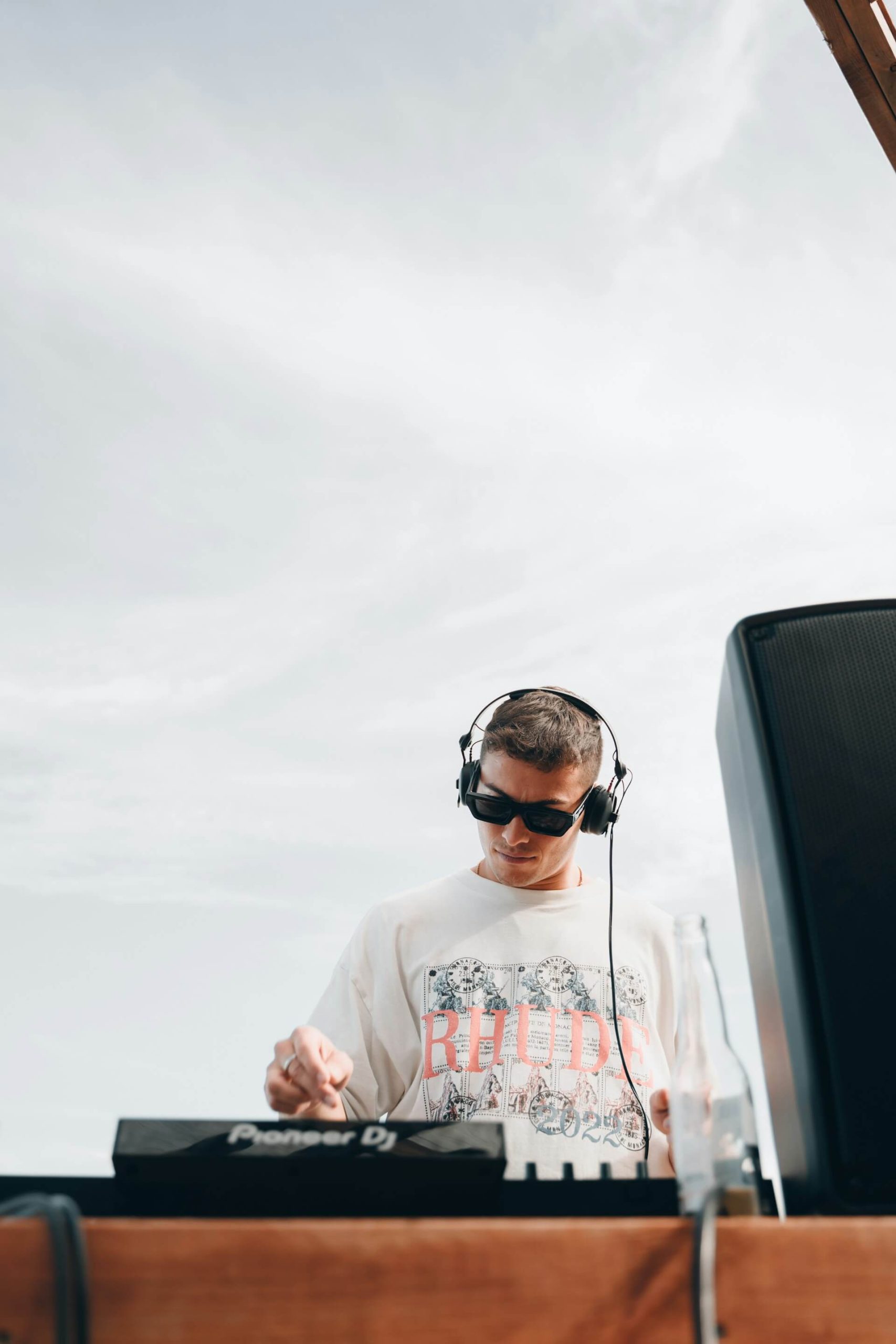 dj playing music on a music festival